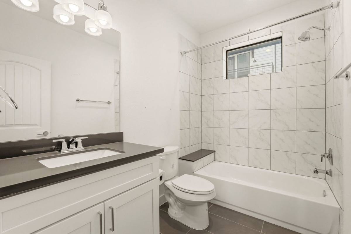 Apartment for rent at 1723 W 14th St #B, Houston, TX 77008