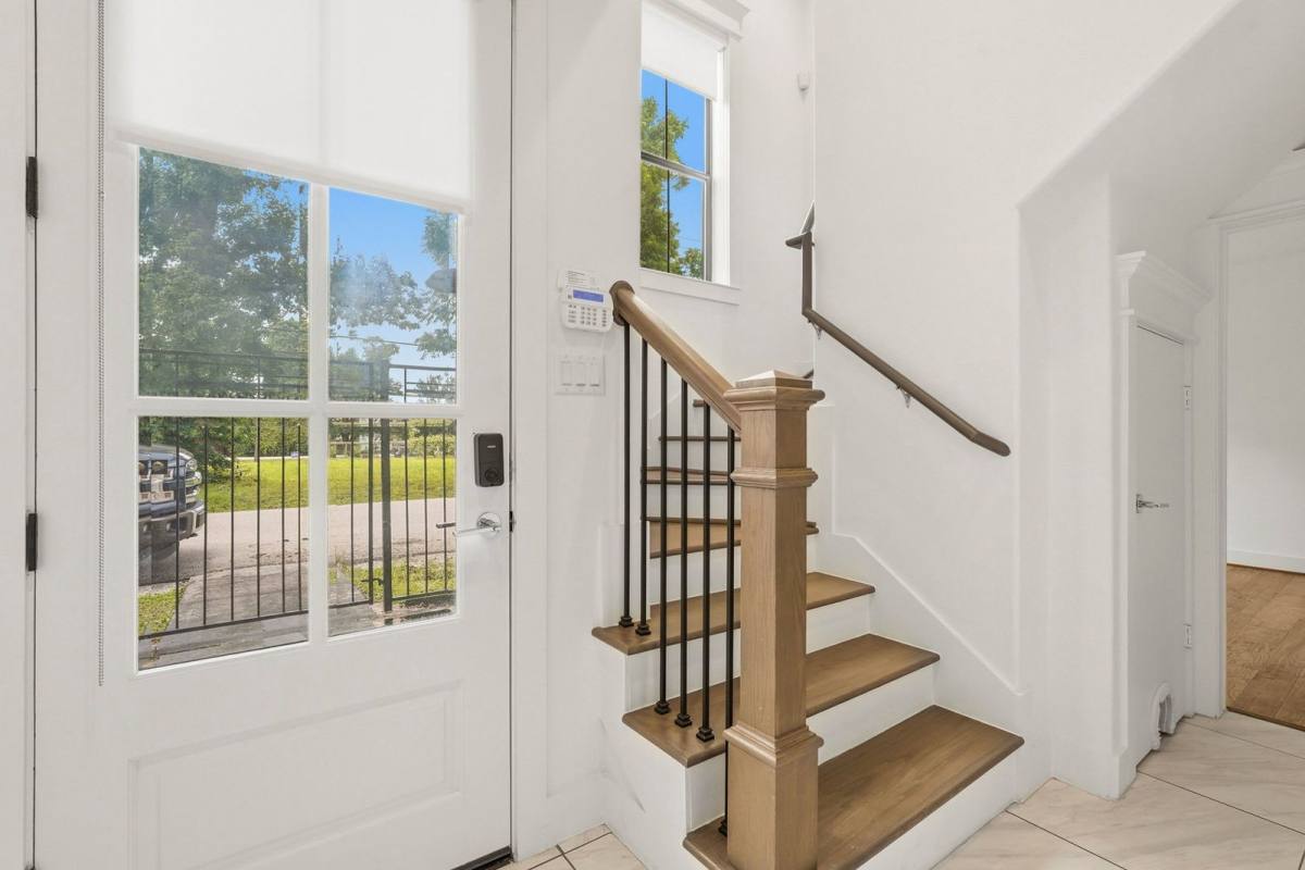 Apartment for rent at 1723 W 14th St #B, Houston, TX 77008