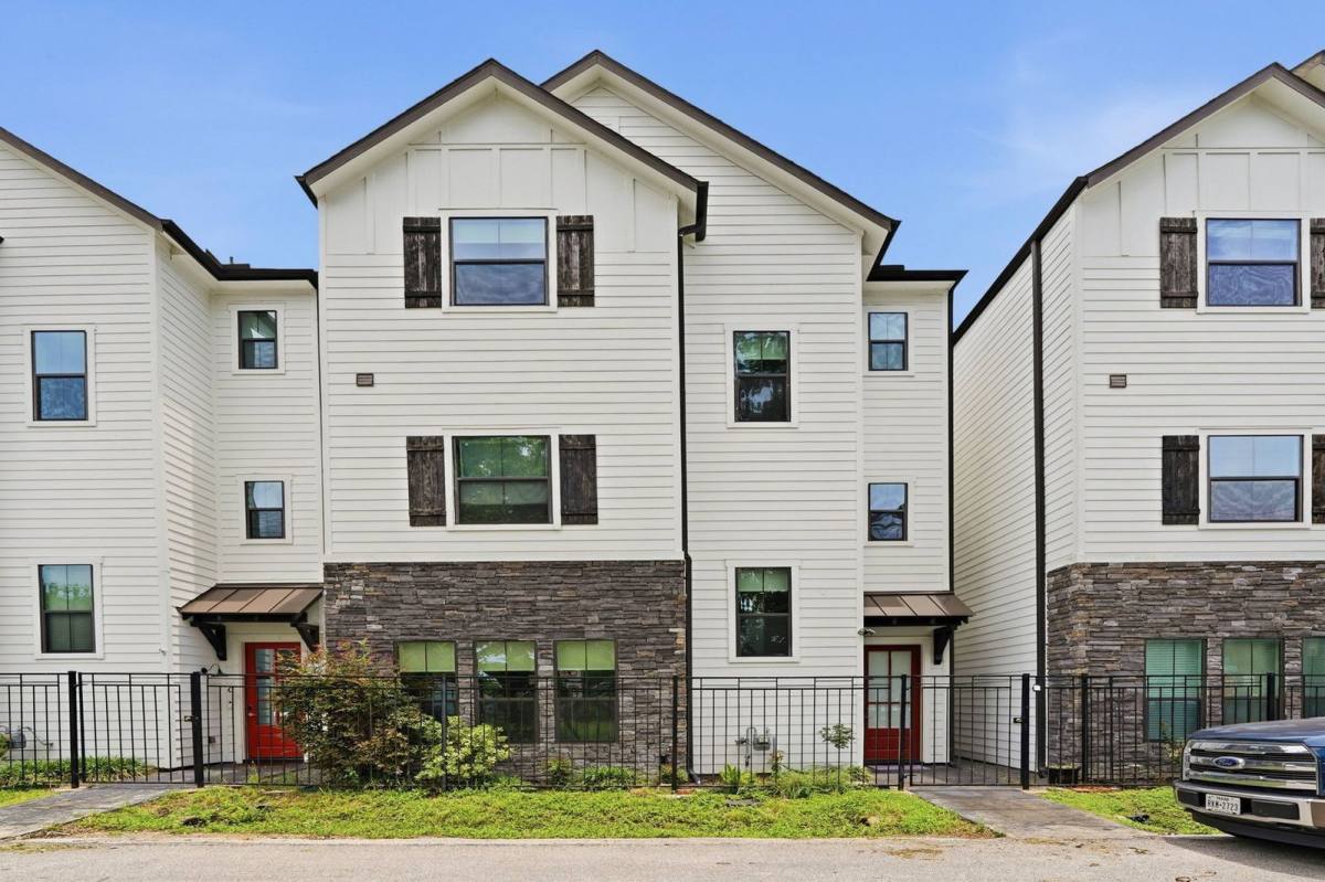 Apartment for rent at 1723 W 14th St #B, Houston, TX 77008