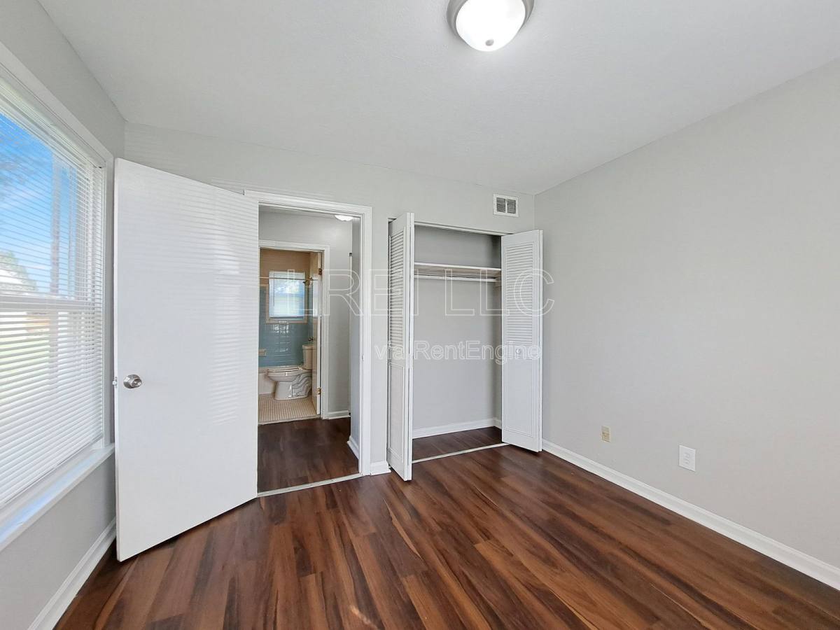 Apartment for rent at 5112 Valiant Dr #2, Louisville, KY 40216
