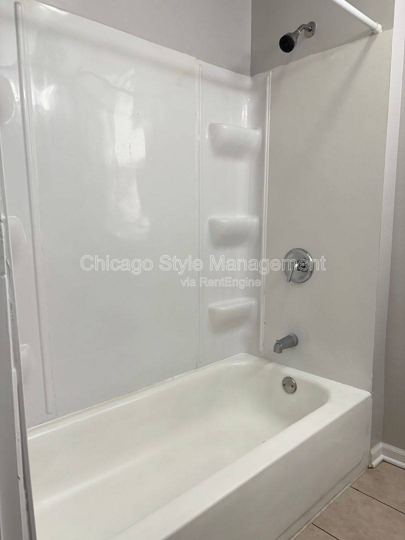 Apartment for rent at 353 E 55th Place #2S, Chicago, IL 60637