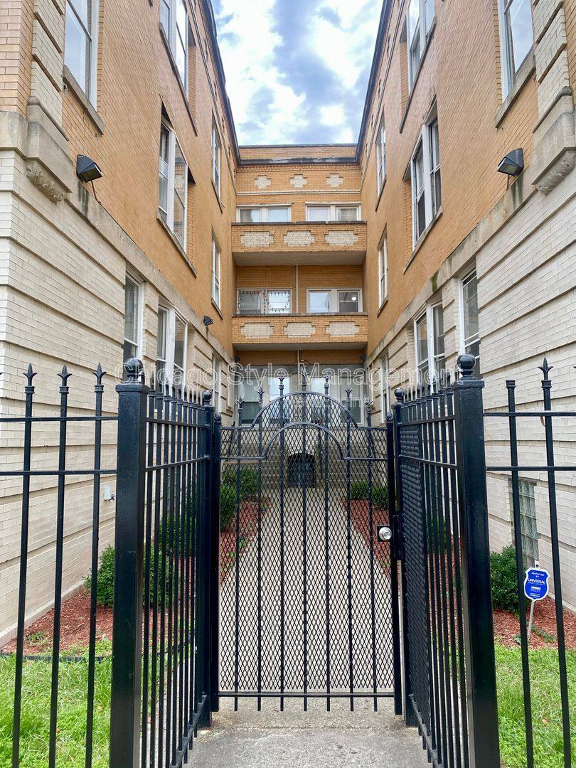 Apartment for rent at 353 E 55th Place #2S, Chicago, IL 60637