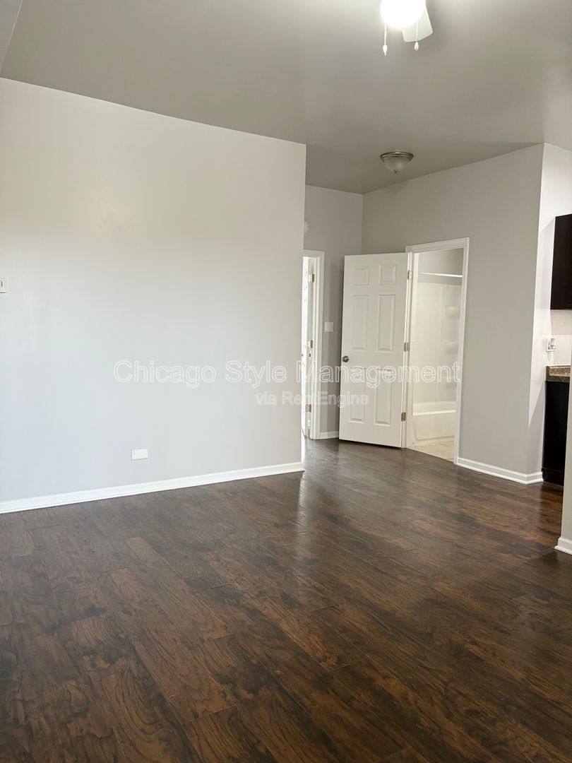 Apartment for rent at 353 E 55th Place #2S, Chicago, IL 60637
