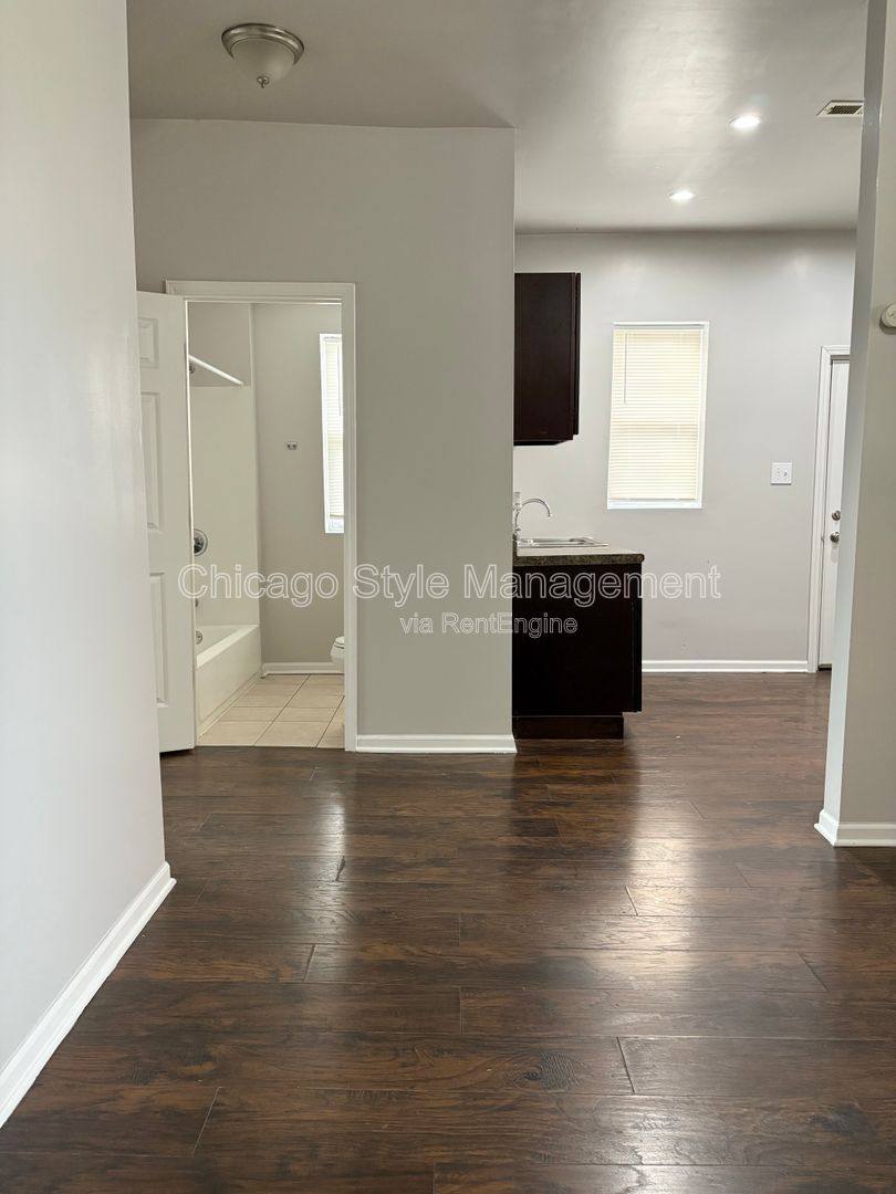 Apartment for rent at 353 E 55th Place #2S, Chicago, IL 60637