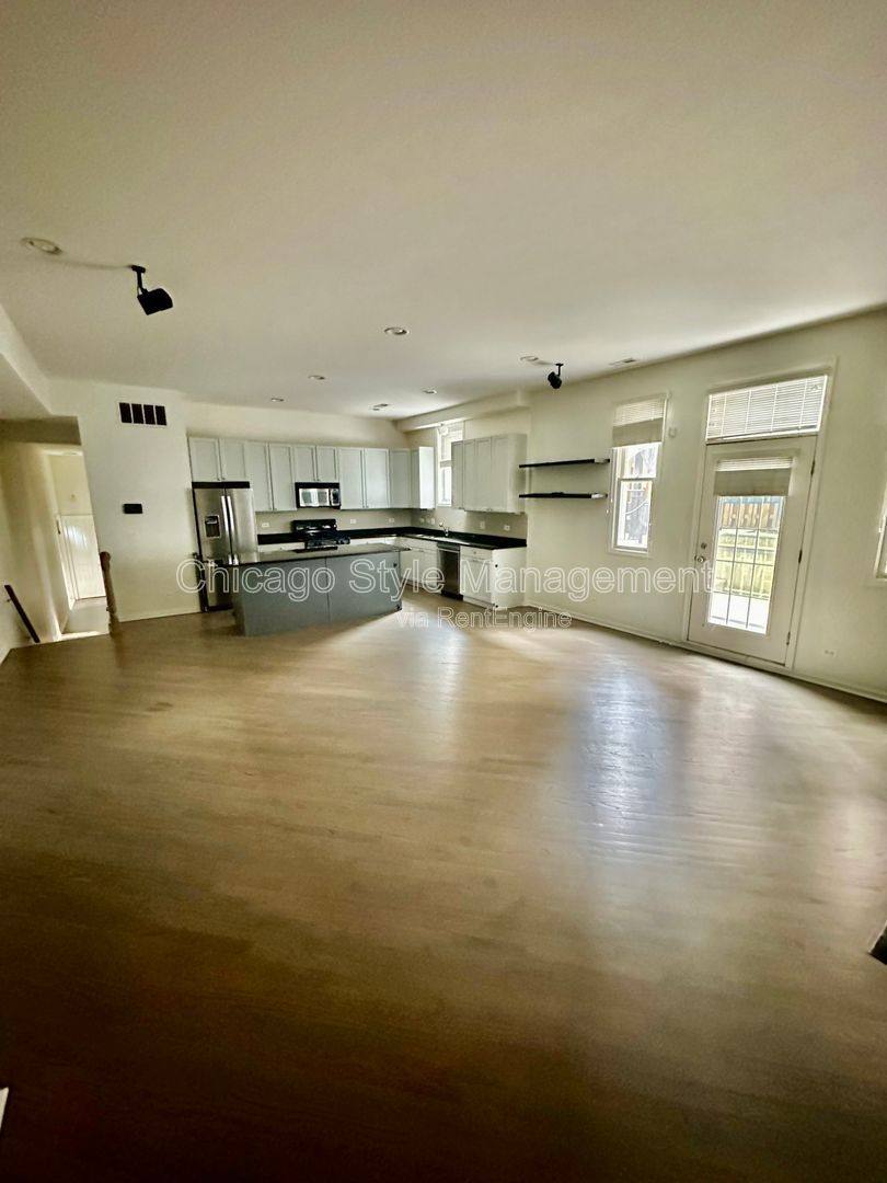 Condo for rent at 1761 W Morse Ave, Chicago, IL 60626
