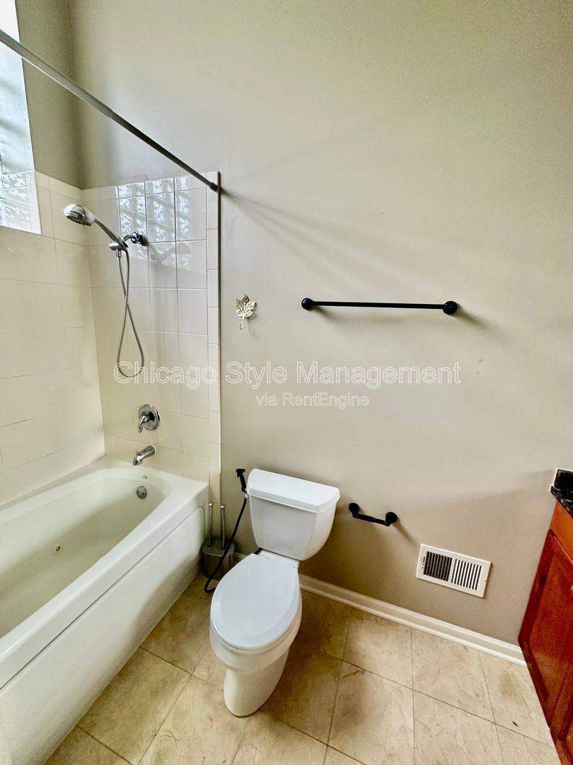 Condo for rent at 1761 W Morse Ave, Chicago, IL 60626