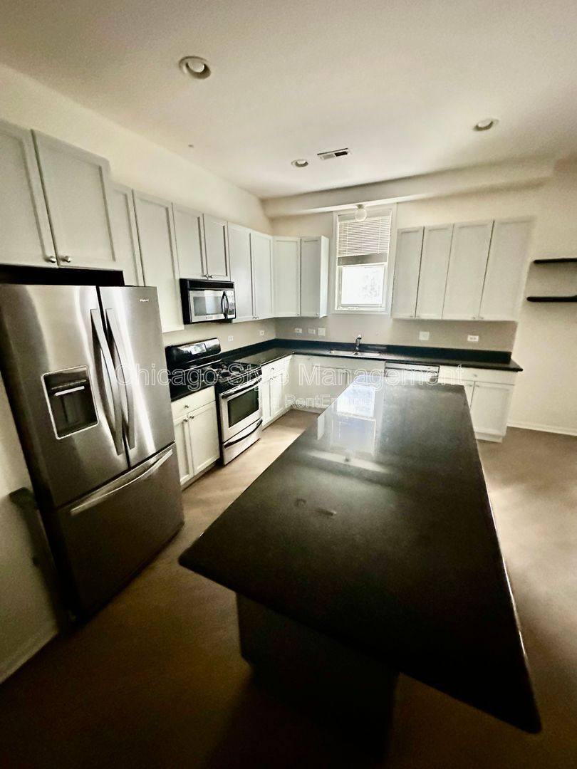 Condo for rent at 1761 W Morse Ave, Chicago, IL 60626