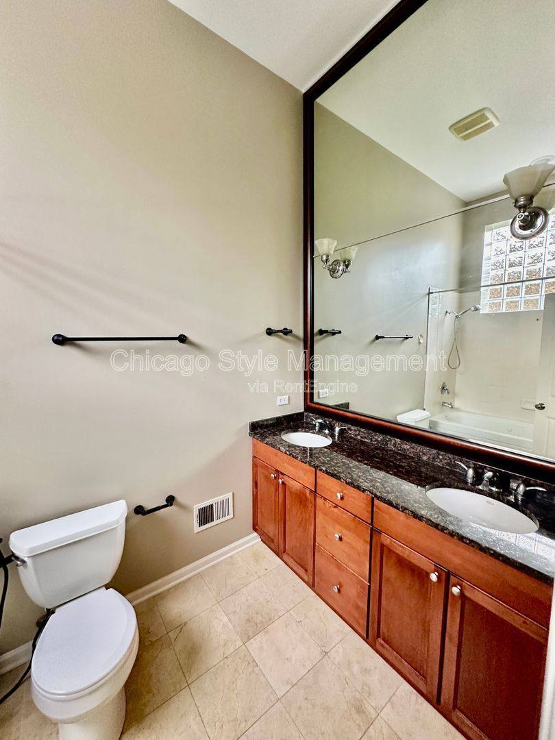 Condo for rent at 1761 W Morse Ave, Chicago, IL 60626
