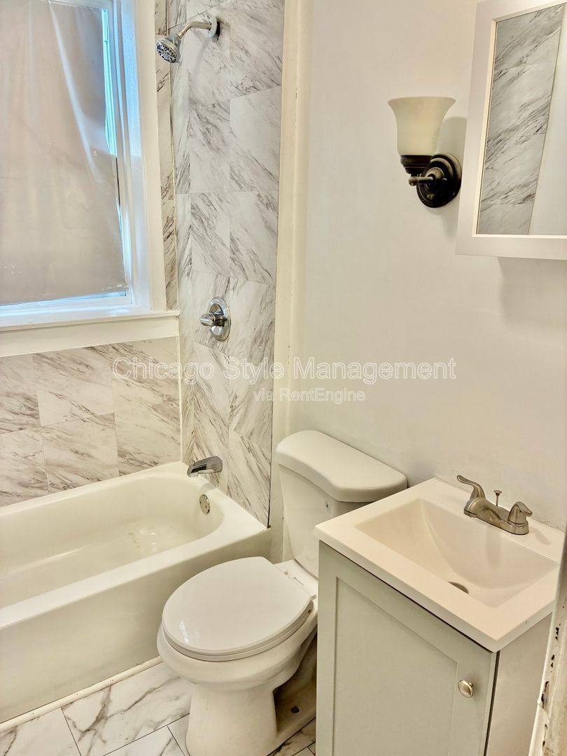 Apartment for rent at 6900 S Jeffery Blvd, Chicago, IL 60649