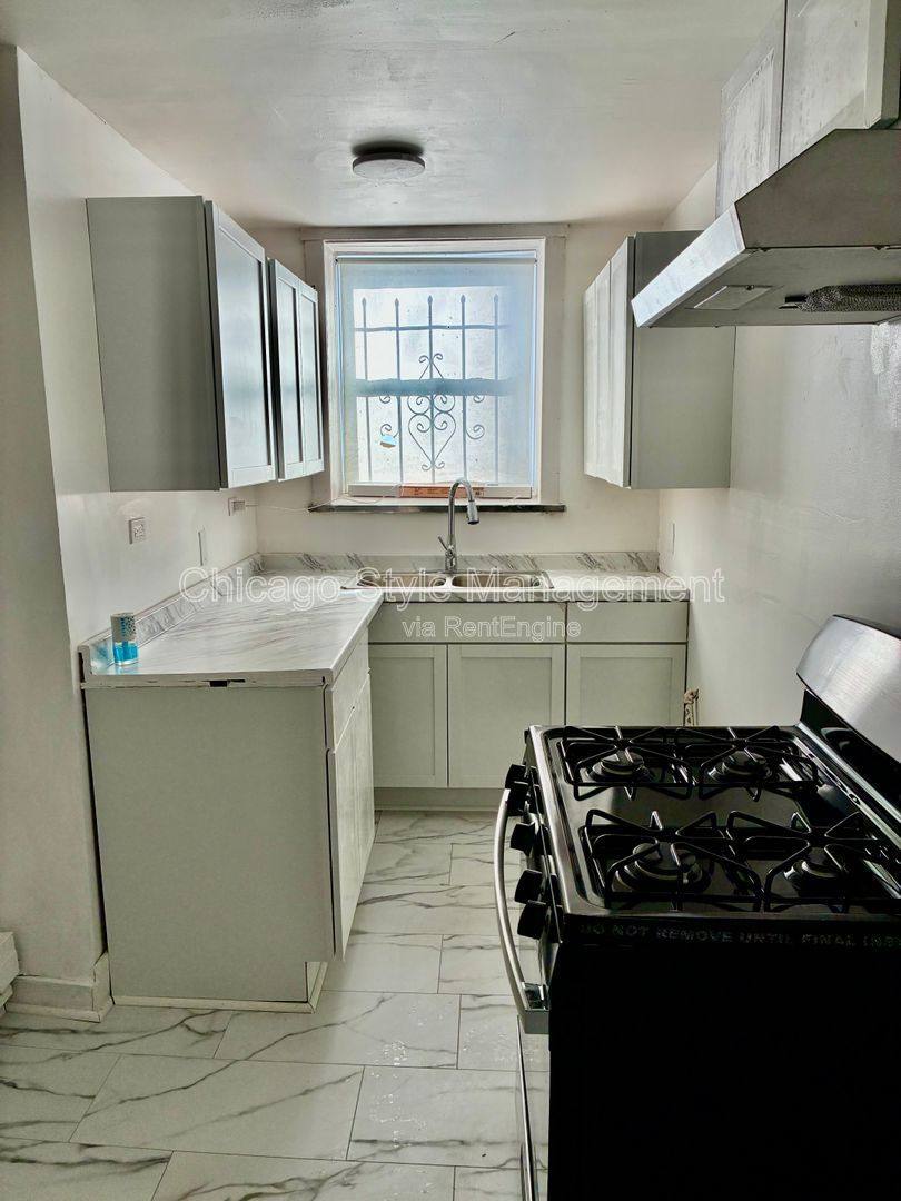 Apartment for rent at 6900 S Jeffery Blvd, Chicago, IL 60649