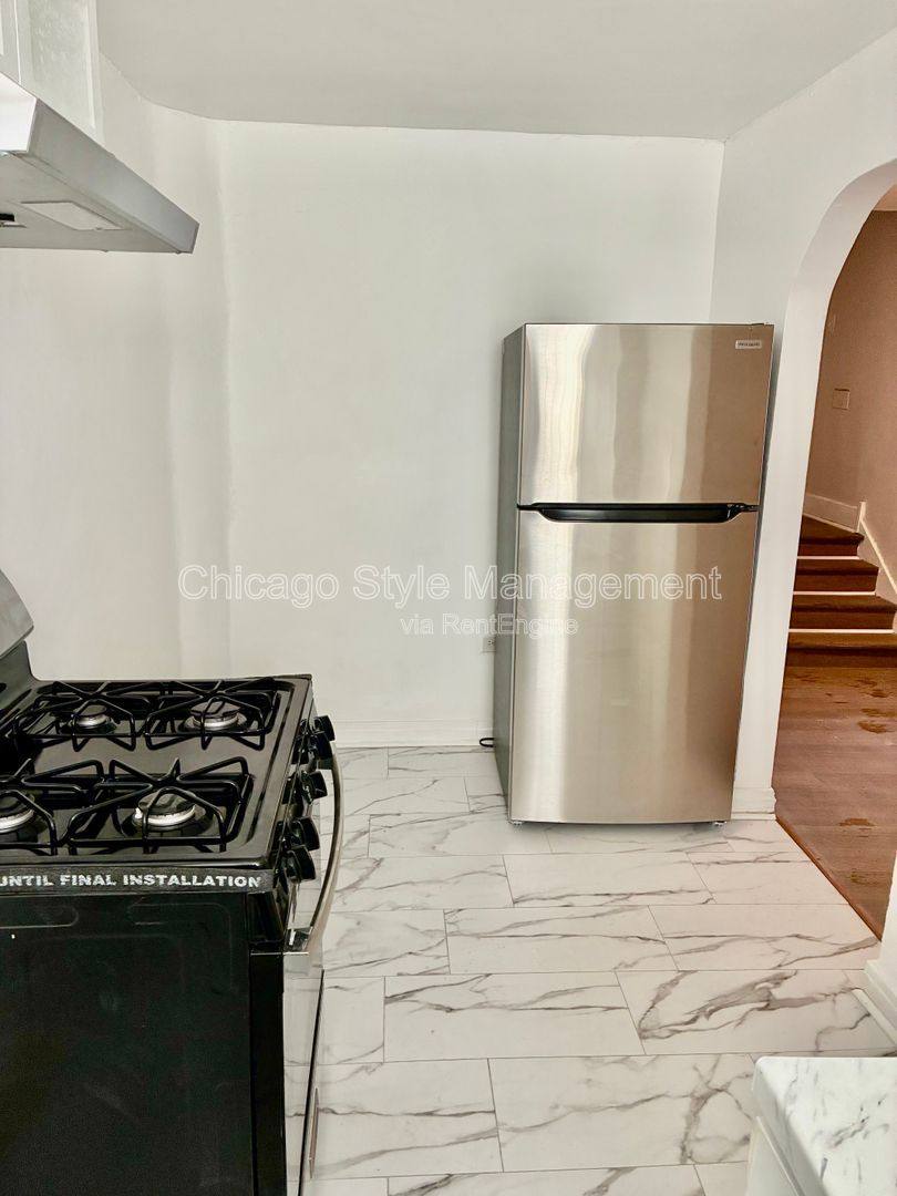 Apartment for rent at 6900 S Jeffery Blvd, Chicago, IL 60649