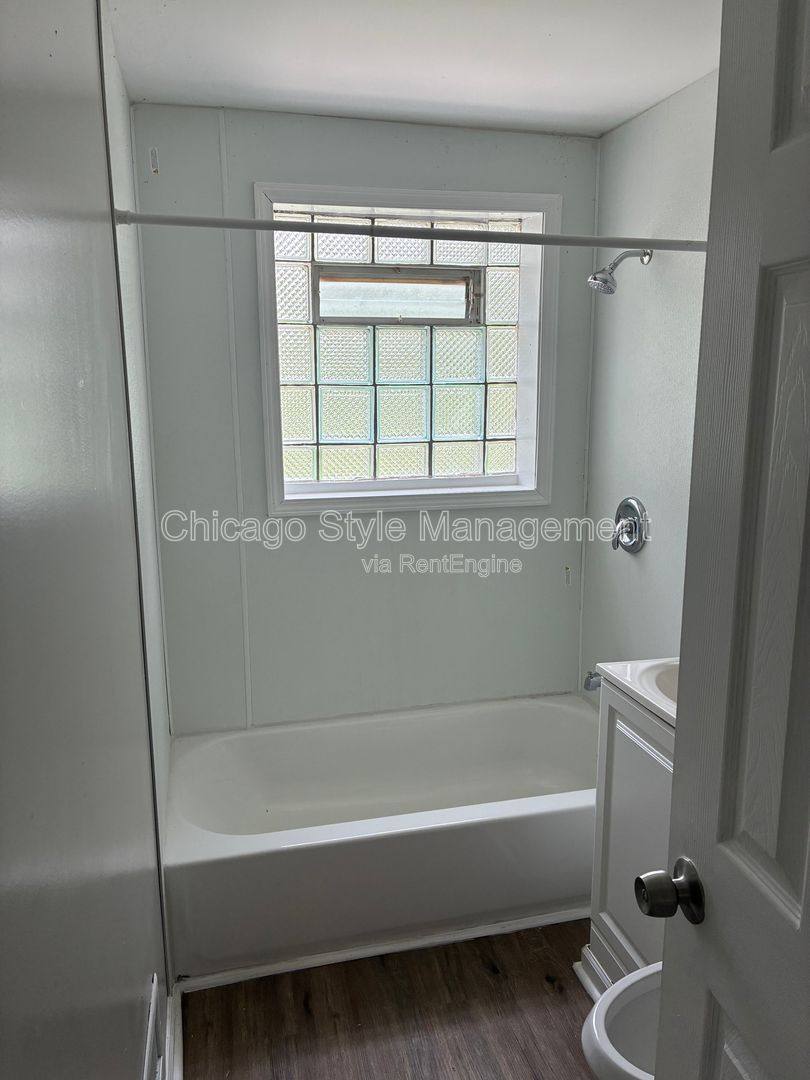 Apartment for rent at 9713 S Oglesby Ave, Chicago, IL 60617