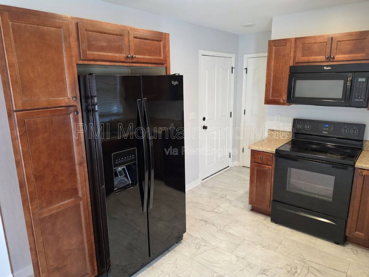 Townhouse for rent at 25 Barnett Shoals Dr, Weaverville, NC 28787