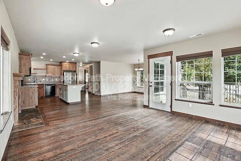 House for rent at 23732 N Lakeview Blvd, Rathdrum, ID 83858