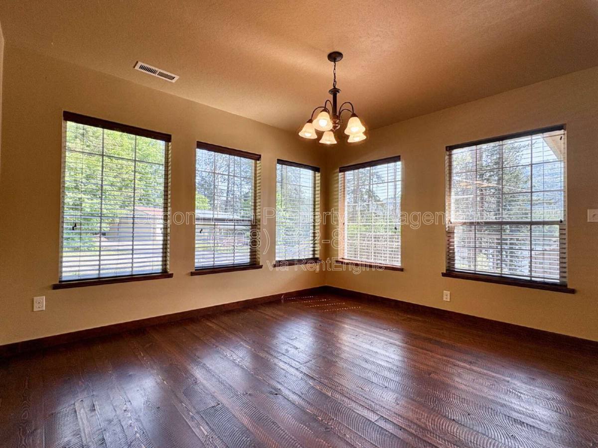 House for rent at 23732 N Lakeview Blvd, Rathdrum, ID 83858