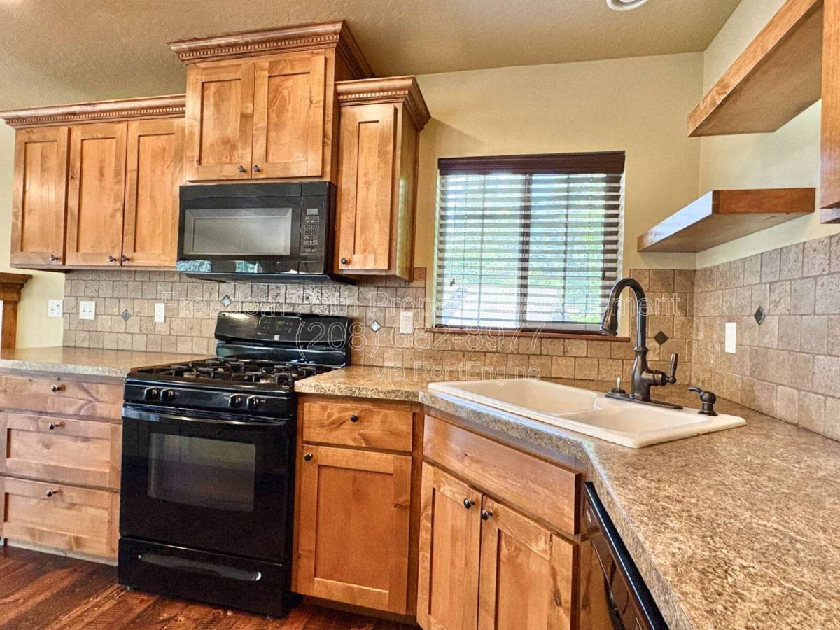 House for rent at 23732 N Lakeview Blvd, Rathdrum, ID 83858