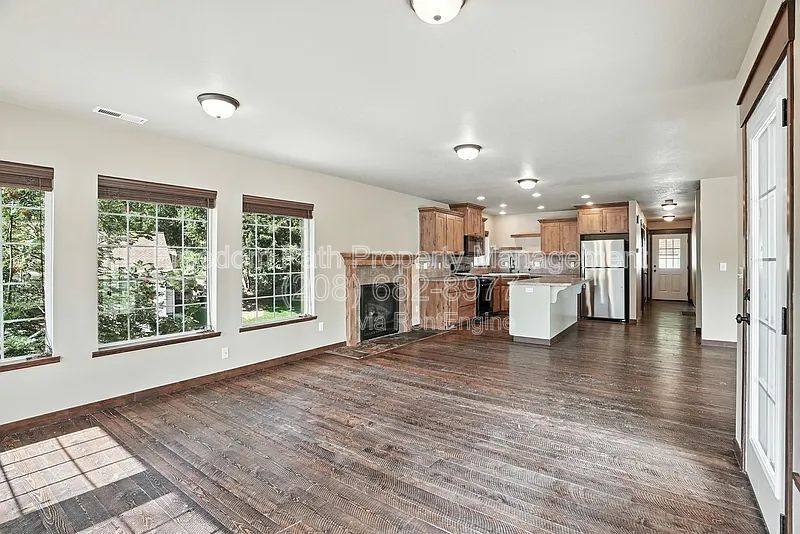 House for rent at 23732 N Lakeview Blvd, Rathdrum, ID 83858