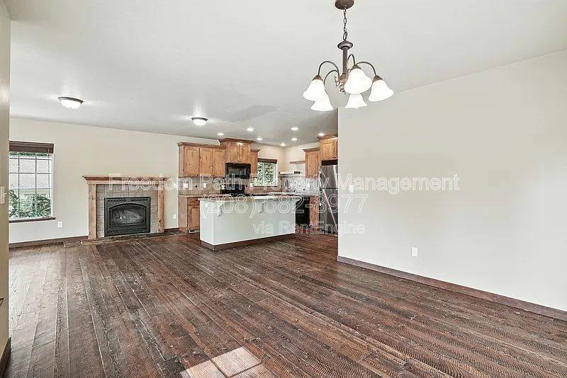 House for rent at 23732 N Lakeview Blvd, Rathdrum, ID 83858