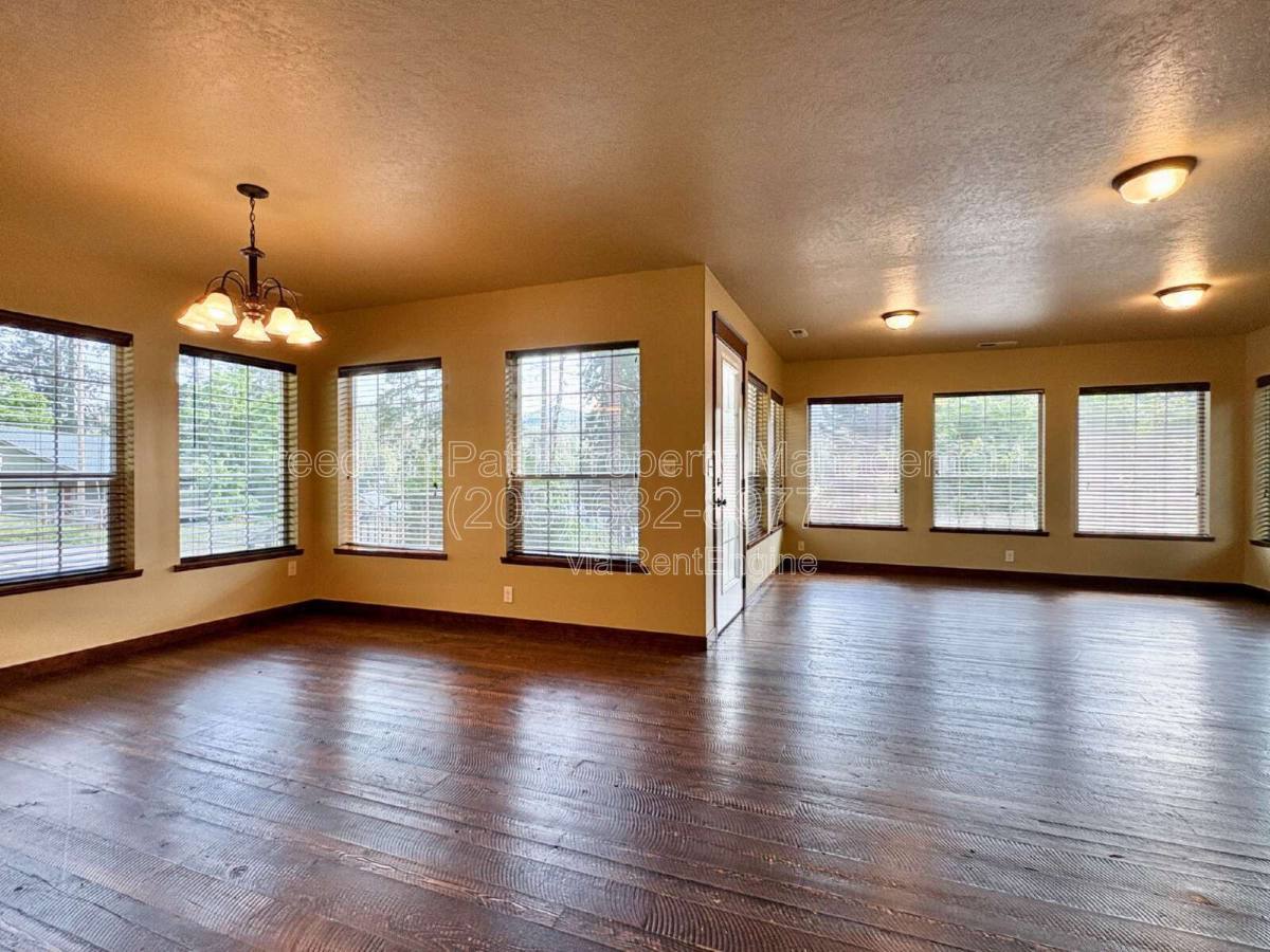 House for rent at 23732 N Lakeview Blvd, Rathdrum, ID 83858
