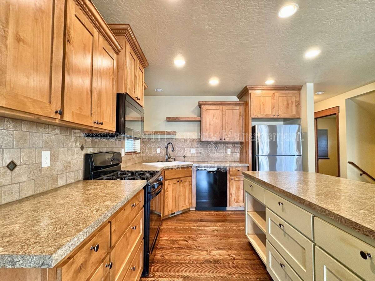 House for rent at 23732 N Lakeview Blvd, Rathdrum, ID 83858