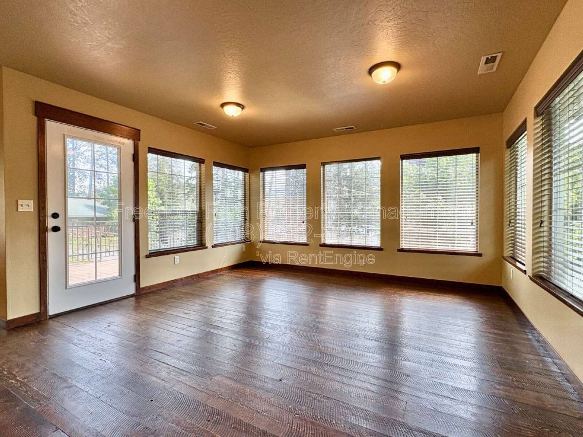House for rent at 23732 N Lakeview Blvd, Rathdrum, ID 83858