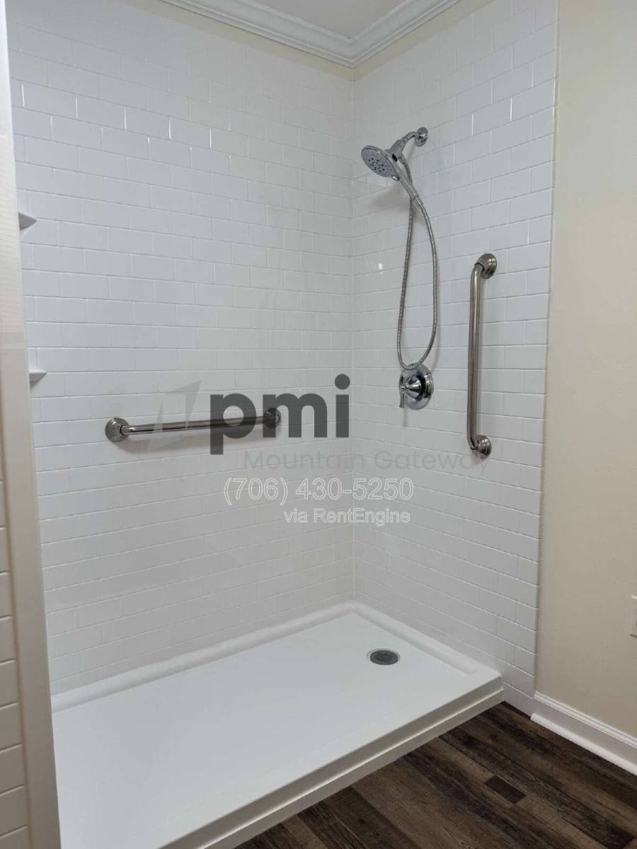 Apartment for rent at 319 Oak Ave #B, Demorest, GA 30535