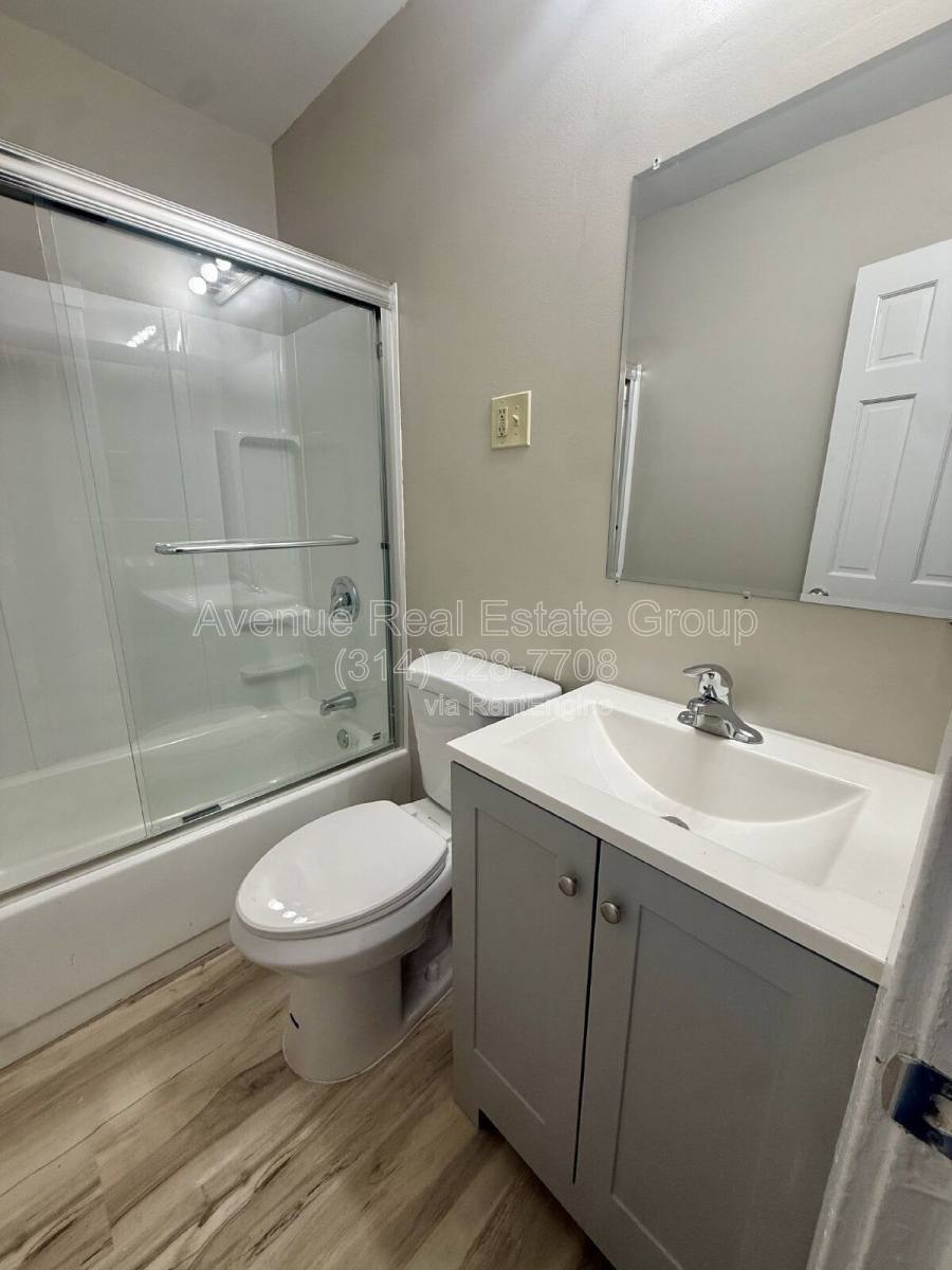 House for rent at 927 N Elm Ave, Saint Louis, MO 63119