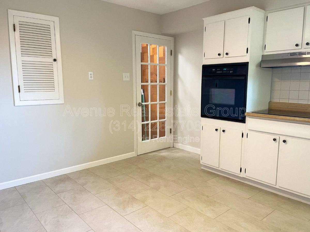 House for rent at 9854 Las Vegas Dr, Saint Louis, MO 63126