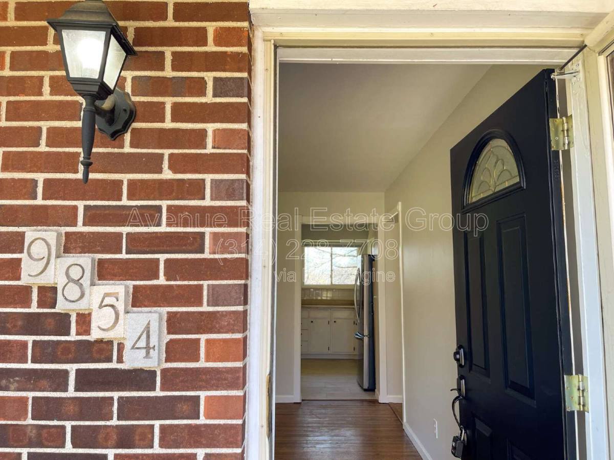 House for rent at 9854 Las Vegas Dr, Saint Louis, MO 63126