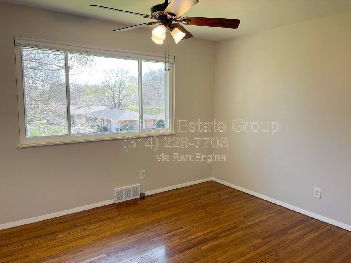 House for rent at 9854 Las Vegas Dr, Saint Louis, MO 63126