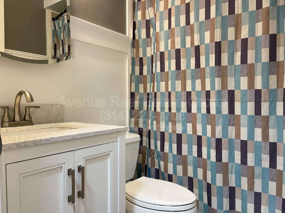 House for rent at 9854 Las Vegas Dr, Saint Louis, MO 63126