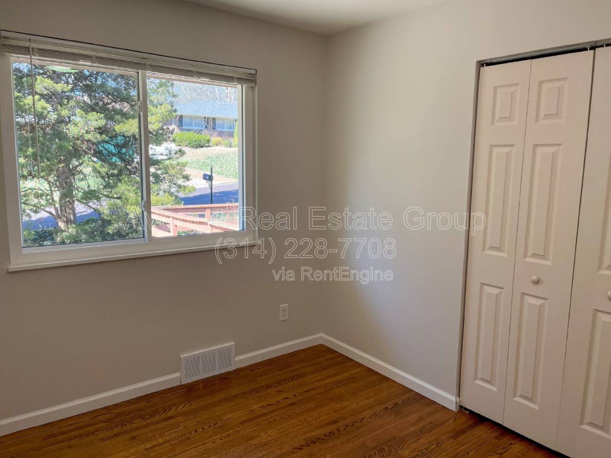 House for rent at 9854 Las Vegas Dr, Saint Louis, MO 63126