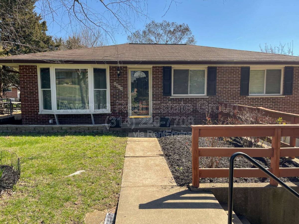 House for rent at 9854 Las Vegas Dr, Saint Louis, MO 63126