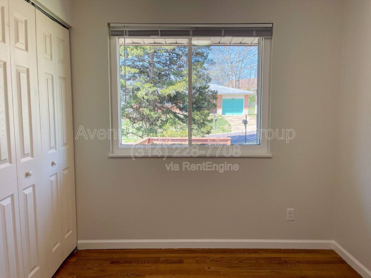 House for rent at 9854 Las Vegas Dr, Saint Louis, MO 63126