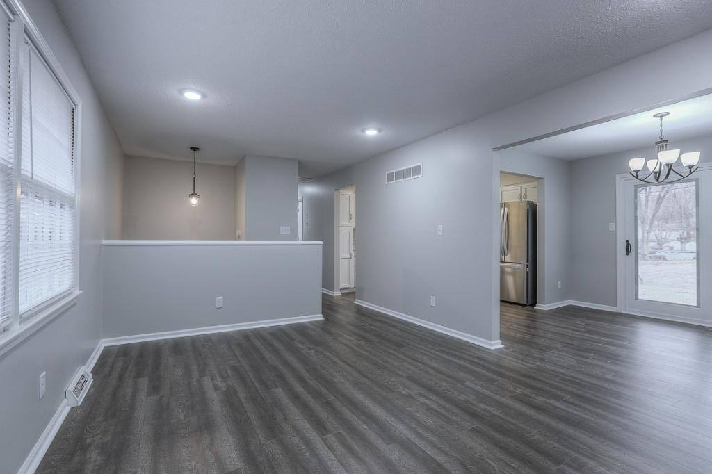 House for rent at 6725 NW Hilldale Dr, Kansas City, MO 64151