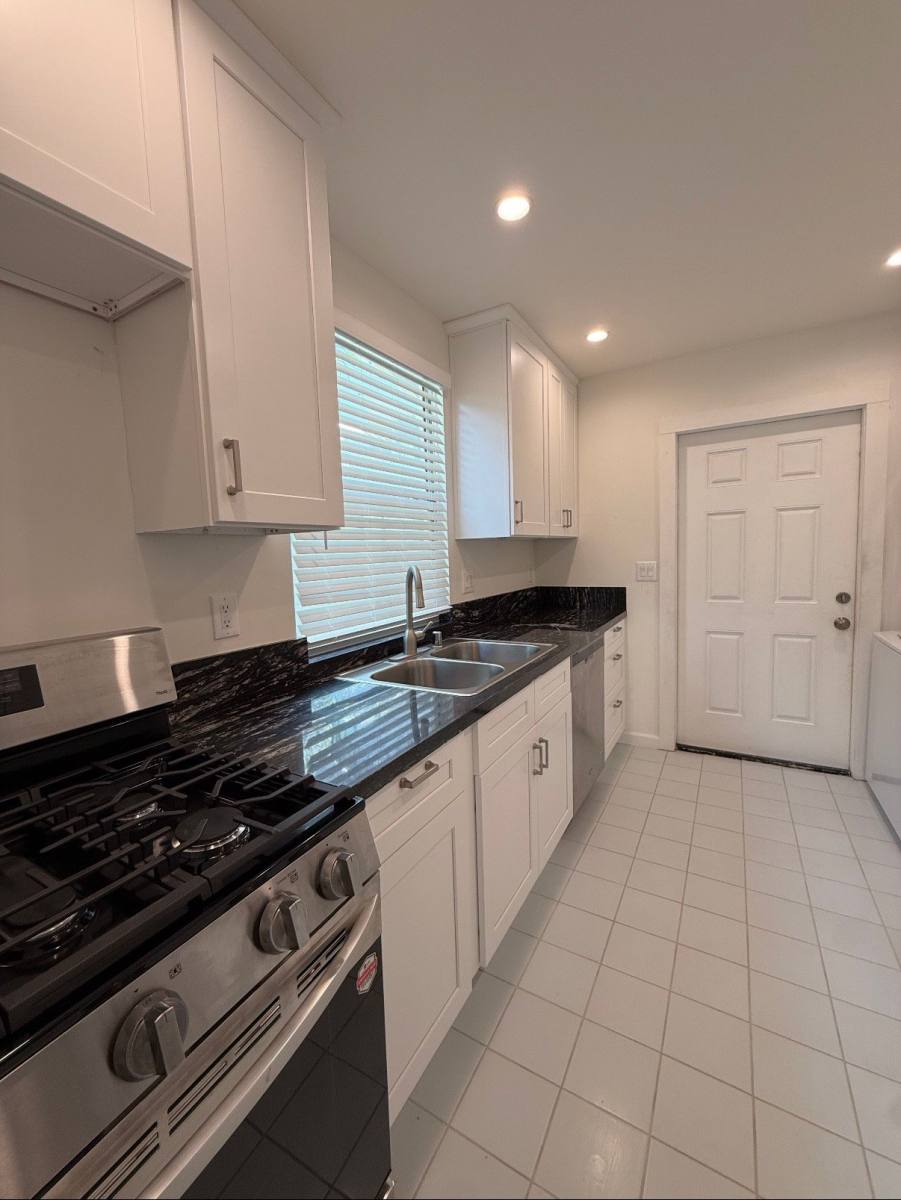 Apartment for rent at 1438 11th St #B, Santa Monica, CA 90401