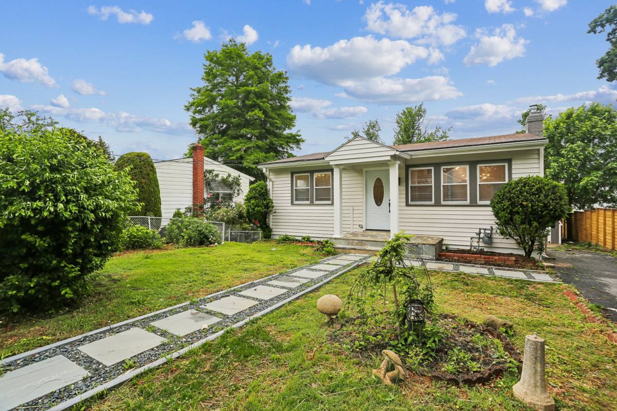 House for rent at 203 Woodland Rd, Rockville, MD 20850