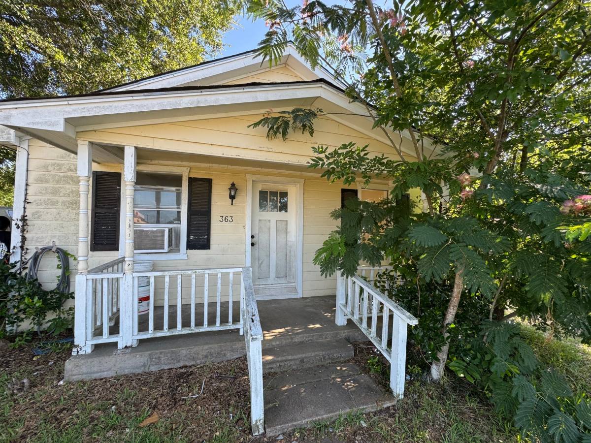House for rent at 363 State Highway 75 N, Huntsville, TX 77320