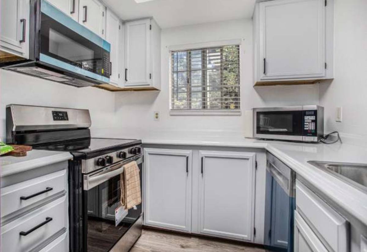 Apartment for rent at 1424 Market St #B, Oakland, CA 94607