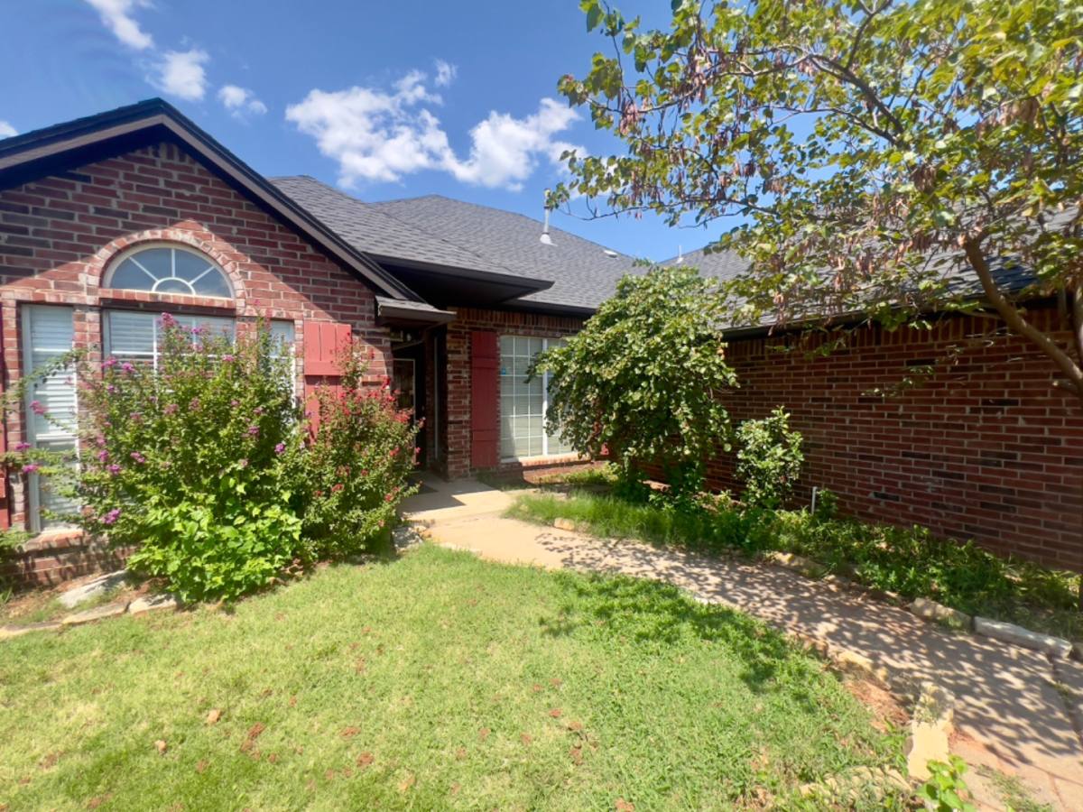 House for rent at 1121 Charlton Rd, Edmond, OK 73003