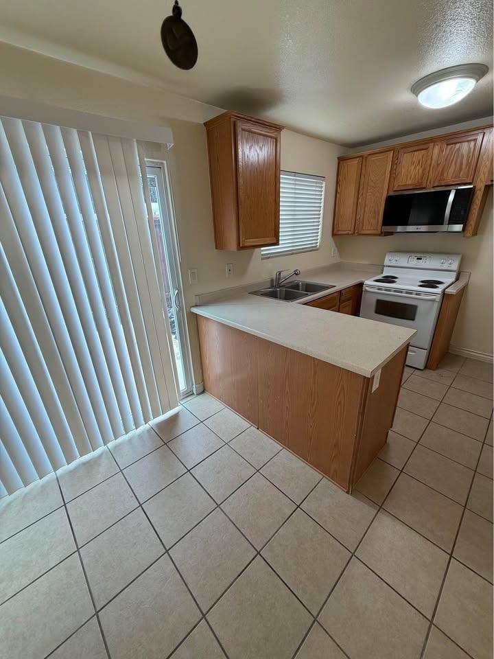 Townhouse for rent at 4875 E McKinley Ave #117, Fresno, CA 93703