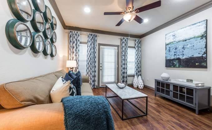 Apartment for rent at 2400 Fountain View Dr, Houston, TX 77057