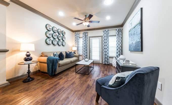 Apartment for rent at 2400 Fountain View Dr, Houston, TX 77057