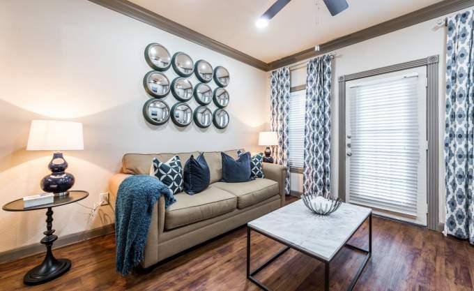 Apartment for rent at 2400 Fountain View Dr, Houston, TX 77057