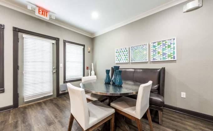 Apartment for rent at 2400 Fountain View Dr, Houston, TX 77057