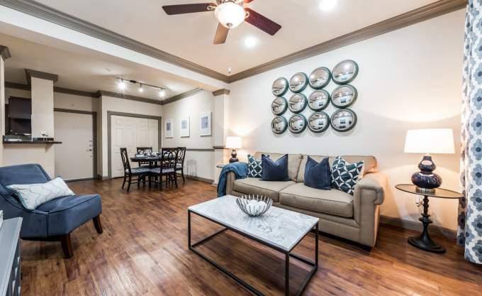 Apartment for rent at 2400 Fountain View Dr, Houston, TX 77057