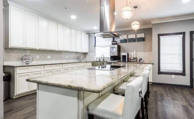 Apartment for rent at 2400 Fountain View Dr, Houston, TX 77057
