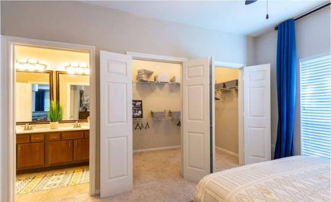 Apartment for rent at 10 Oak Court, Houston, TX 77006