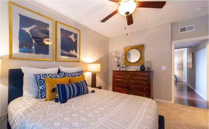 Apartment for rent at 10 Oak Court, Houston, TX 77006