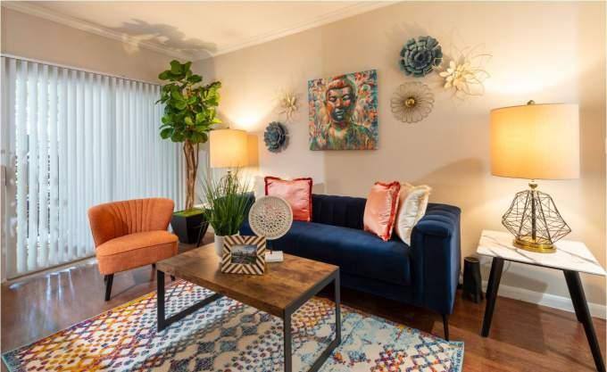 Apartment for rent at 10 Oak Court, Houston, TX 77006